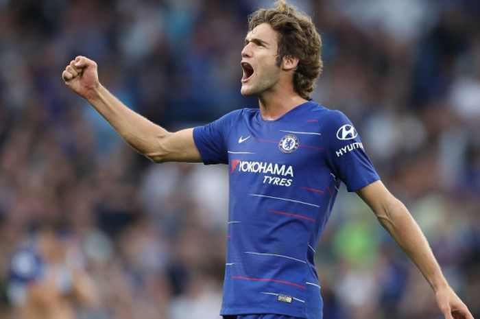 Marcos Alonso melakukan selebrasi setelah mencetak gol ke gawang Arsenal di Stadion Stamford Bridge, Sabtu (18/8/2018) malam WIB.