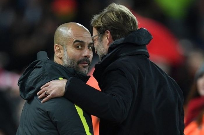 Manajer Manchester City, Josep Guardiola (kiri), berjumpa dengan Manajer Liverpool, Juergen Klopp, menjelang laga kedua kubu di Stadion Anfield, Sabtu (31/12/2016). 