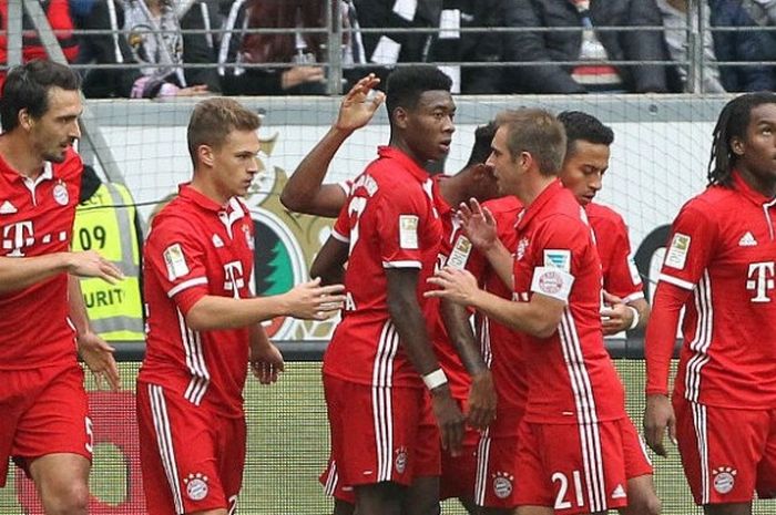 Para pemain FC Bayern Muenchen merayakan gol Joshua Kimmich (kedua dari kiri) kontra Eintracht Frankfurt di Stadion Commerzbank Arena, Sabtu (15/10/2016)