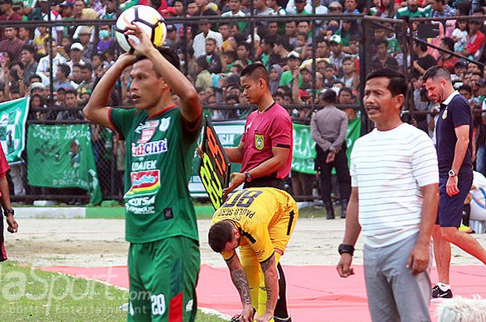  Pelatih PSMS Medan, Djadjang Nurdjaman (kanan), memberikan instruksi kepada pemainnya saat melawan Bhayangkara FC dalam laga pekan kedua Liga 1 2018 di Stadion Teladan, Medan, (31/3/2018). 