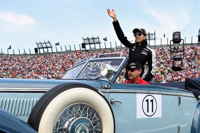 Pebalap Force India asal Meksiko, Sergio Perez, melambaikan kepada penonton saat parade jelang balapan GP Meksiko di Autodromo Hermanos Rodriguez, Mexico City, Minggu (30/10/2016).