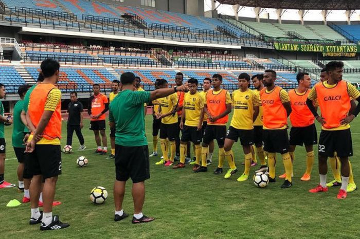  Skuad Sriwijaya FC saat menggelar sesi official training di stadion Gelora Bung Tomo Surabaya. 