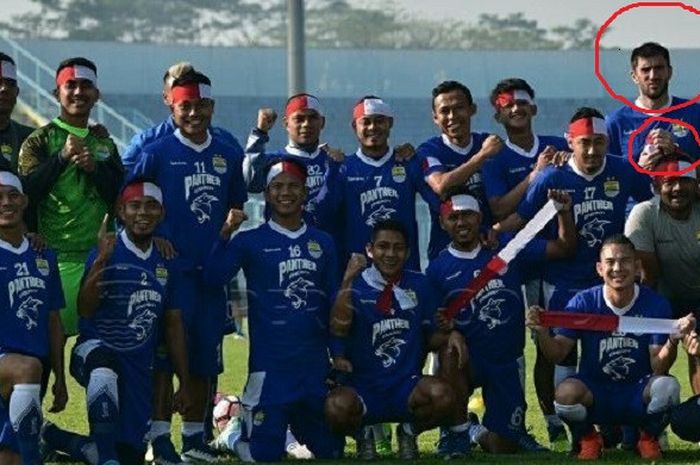 Para pemain Persib Bandung kenakan ikat kepala merah putih saat jalani latihan di Malang.