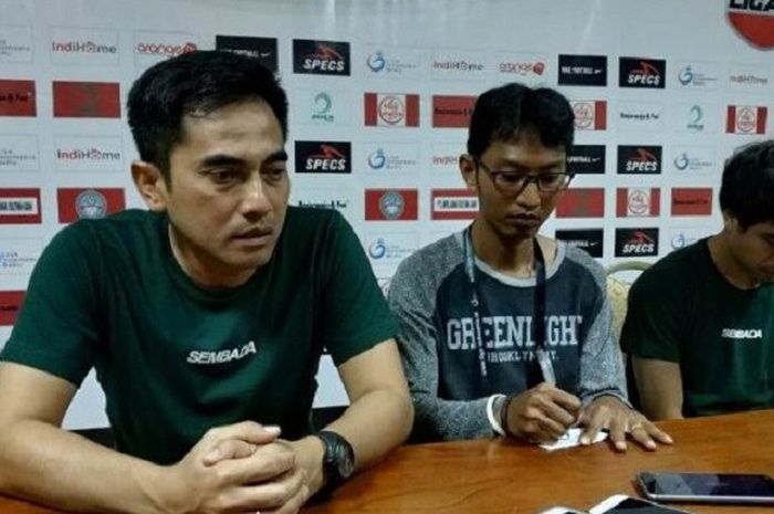 Pelatih PSS Sleman, Seto Nurdiantoro, didampingi Rangga Muslim pada sesi jumpa pers usai laga lawan Martapura FC di Stadion Demang Lehman pada Jumat (14/9/2018). 