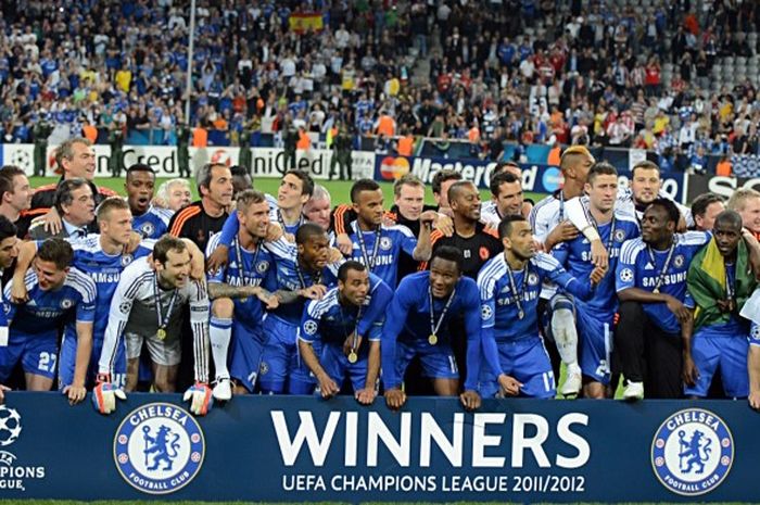 Segenap personel Chelsea berfoto bareng dalam seremoni juara Liga Champions, 19 Mei 2012.