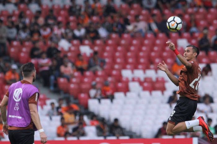 Dua pemain Persija, Rezaldi Hehanusa (kanan) dan Marko SImic melakukan pemanasan sebelum laga kontra Tampines Rovers pada laga matchday kedua Grup H Piala AFC 2018 di StadionUtama GBK, Senayan, Jakarta, Rabu (28/2/2018) sore WIB. 