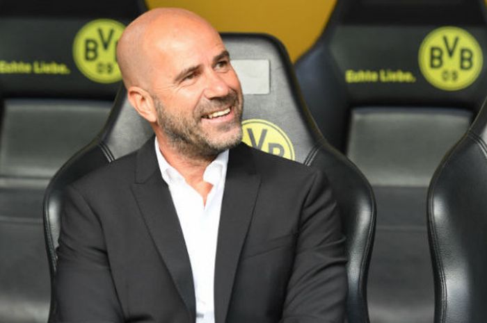 Pelatih Borussia Dortmund, Peter Bosz, jelang laga Piala Super Jerman di Stadion Signal Iduna Park, Dortmund, Jerman, Sabtu (5/8/2017).