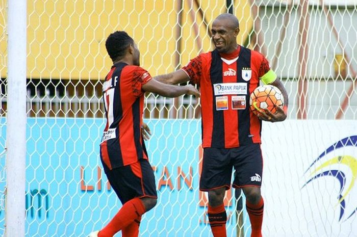 Striker Persipura, Boaz Solossa, merayakan gol dengan YOHANES FERINANDO PAHABOL, usai membobol jala PS TNI dalam laga lanjutan Torabika Soccer Championship di Stadion Stadion Mandala, Jayapura, Selasa, 18 Oktober 2016.