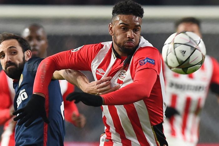 Aksi striker PSV Eindhoven, Juergen Locadia (kanan), saat berduel dengan bek atletico Madrid, Juanfran Torres, dalam pertandingan leg 1 babak 16 besar Liga Champions 2015-2016 di Stadion Philips, Eindhoven, Belanda, pada 24 Februari 2016.