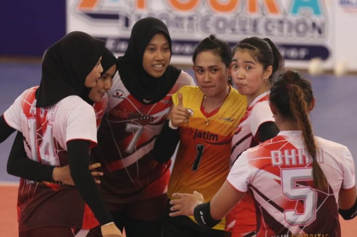 Para pemain tim voli putri Bank Jatim melakukan selebrasi setelah mencetak poin pada laga melawan PGN Popsivo Polwan, di GOR Ki Mageti Magetan, Jumat (2/11/2018).