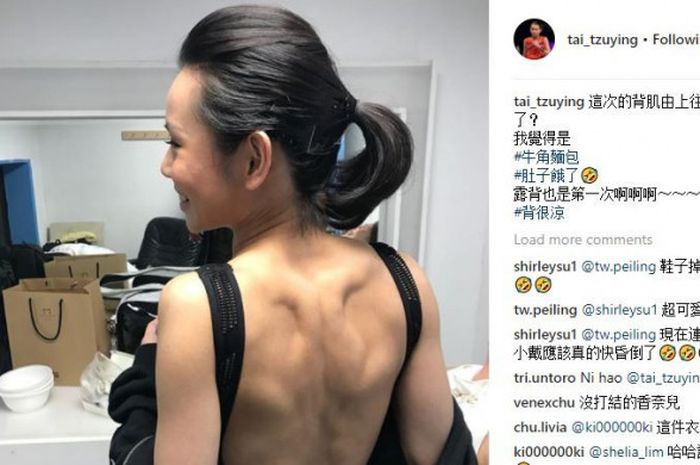 Pebulu tangkis tunggal putri Taiwan, Tai Tzu Ying, memamerkan punggungnya. 