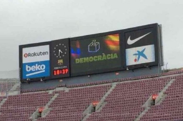 Papan skor di Camp Nou yang bertuliskan demokrasi dalam bahasa Spanyol