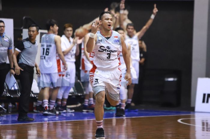 Selebrasi pemain Stapac Jakarta, Kaleb Ramot Gemilang, setelah berhasil melesakkan tembakan tiga angka dalam pertandingan lanjutan IBL 2018/19 seri Solo, Sabtu (12/1/2019).