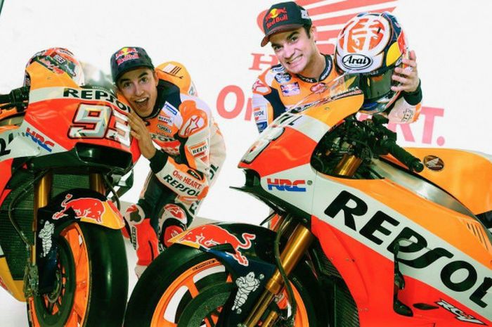   Dua pebalap Repsol Honda Team, Marc Marquez dan Dani Pedrosa, berpose dengan motor baru mereka untuk MotoGP 2018 di JIExpo Kemayoran, Jakarta, Selasa (20/2/2018).  