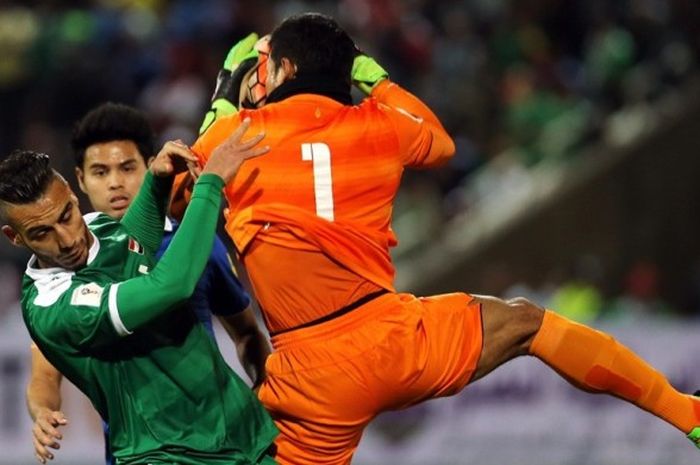 Penjaga gawang Thailand, Kawin Thamsatchanan, menangkap bola saat melawan Irak pada partai Kualifikasi Piala Dunia 2018 di Stadion Shahid Dastgerdi, 24 Maret 2016. 