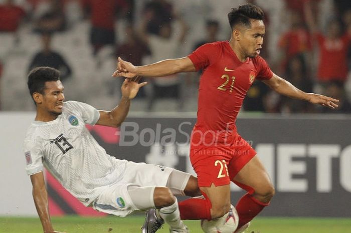 Pemain timnas Indonesia, Andik Vermansah dijatuhkan pemain timnas Timor Leste, Gumario Moreira pada 