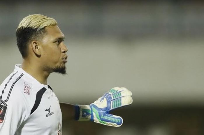 Kiper Semen Padang, Muhammad Ridwan saat membela timnya kontra Bhayangkara FC pada perempat final Piala Presiden 2017 di Stadion Manahan, Solo, Minggu (26/2/2017) malam. 