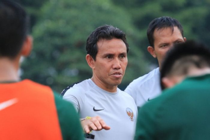 Pelatih timnas Indonesia, Bima Sakti memberikan arahan saat latihan di Stadion Universitas Kasetsart