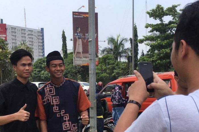 Satria Tama berfoto dengan penggemarnya selesai solat Jumat.