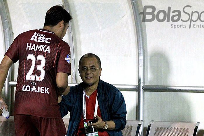 Bek PSM Makassar, Hamka Hamzah (kiri), bersalaman dengan manajer Madura United, Haruna Soemitro, saat PSM Makassar menjamu Madura United dalam laga pekan ke-34 Liga 1 di Stadion Andi Mattalatta Makassar, Sulawesi Selatan, Minggu (12/11/2017) Malam.