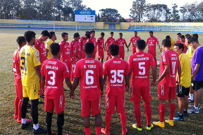 Semen Padang berdoa sebelum melakukan uji lapangan Std. Baharoeddin Siregar menjelang laga uji coba melawan PSAD, Minggu (25/2/2018).