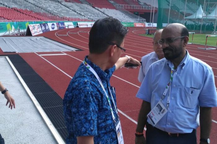 Bak pasir (kotak abu-abu) yang ada di Stadion Utama Gelora Bung Karno terlalu dekat dengan pembatas lintasan.