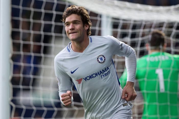 Bek Chelsea, Marcos Alonso, merayakan gol yang dia cetak ke gawang West Bromwich Albion dalam laga Liga Inggris di Stadion The Hawthorns, West Bromwich, pada 18 November 2017.