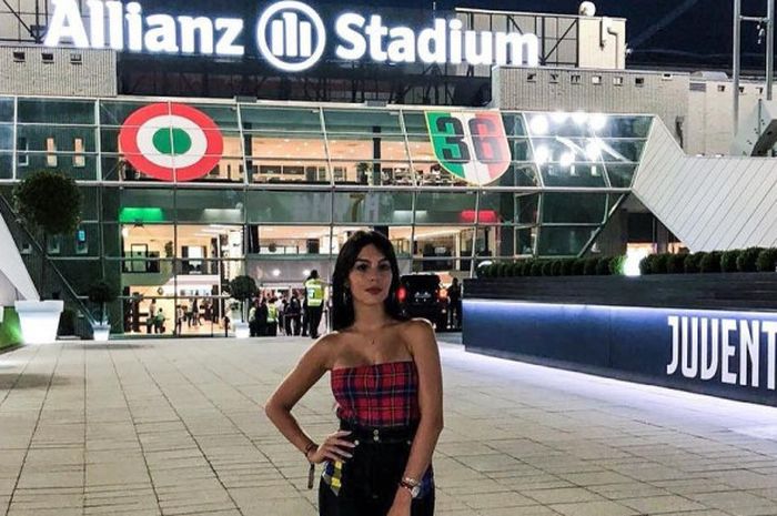 Georgina Rodriguez berpose di depan Allianz Stadium, Sabtu (25/8/2018)