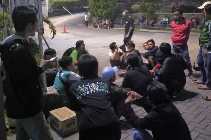 Sejumlah pendukung Persebaya, Bonek asal Solo berkumpul di RSUD dr Moewardo di Jebres, Kota Solo untuk menunggu rekan mereka yang jadi korban kekerasan pada Sabtu (14/4/2018) malam. 