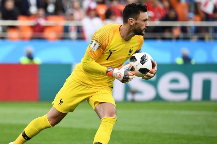 Kiper Timnas Prancis, Hugo Lloris, beraksi dalam laga Grup C Piala Dunia 2018 melawan Peru di Ekaterinburg Arena, 21 Juni 2018. 