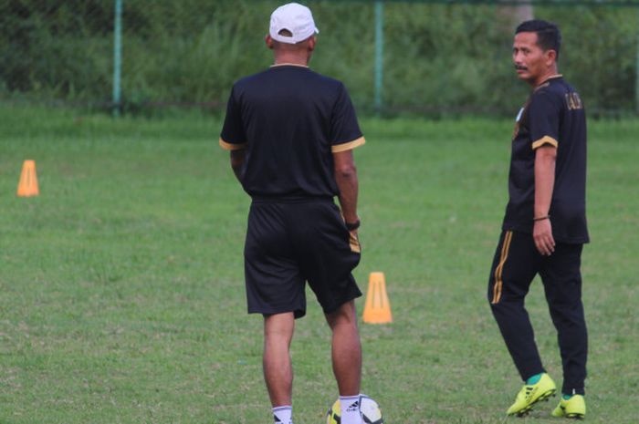 Pelatih PSMS Medan, Djadjang Nurdjaman, saat memimpin latihan tim di Stadion Kebun Bunga, Medan.