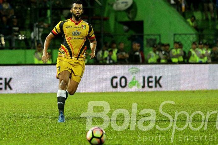 Striker Mitra Kukar Marclei Santos mencetak gol penyama skor ke gawang Persib Bandung dalam duel di Stadion Si Jalak Harupat, Kabupaten Bandung, Jumat (27/10/2017) sore WIB.