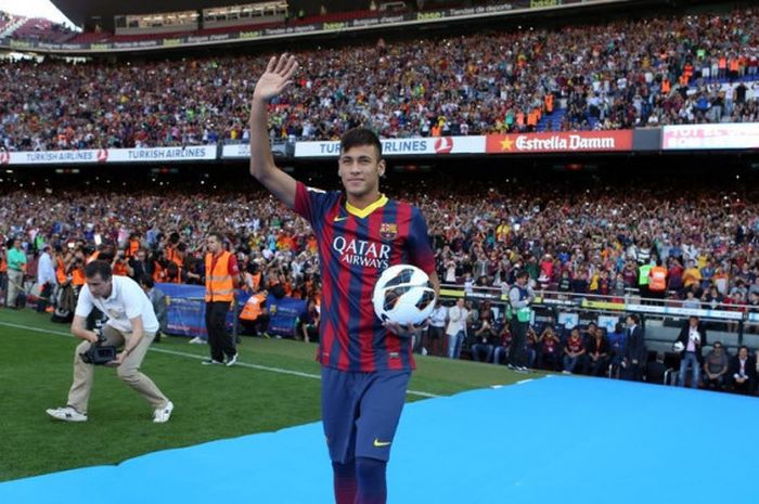 Neymar ketika diperkenalkan dengan para pendukung Barcelona di Stadion Camp Nou, Barcelona pada tahun 2013