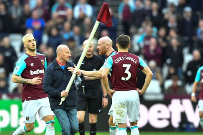 Seorang fan merangsek masuk lapangan dalam pertandingan West Ham United melawan Burnley di Stadion London, Sabtu (10/3/2018) malam WIB