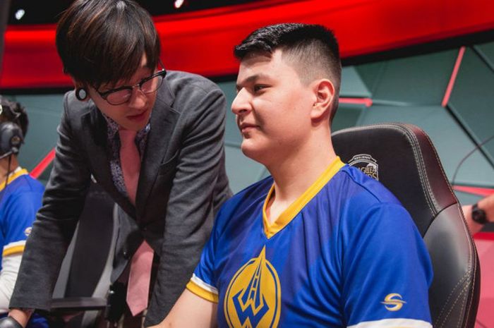  Yoonsup Locodoco Choi (kiri), saat masih menukangi tim League of Legends Golden Guardians yang dimiliki Golden State Warriors.