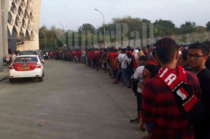 Suporter Timnas U-19 Indonesia mengantre masuk ke Stadion Wibawa Mukti untuk menyaksikan laga Egy Maulana dkk melawan Thailand, Minggu (8/10/2017)