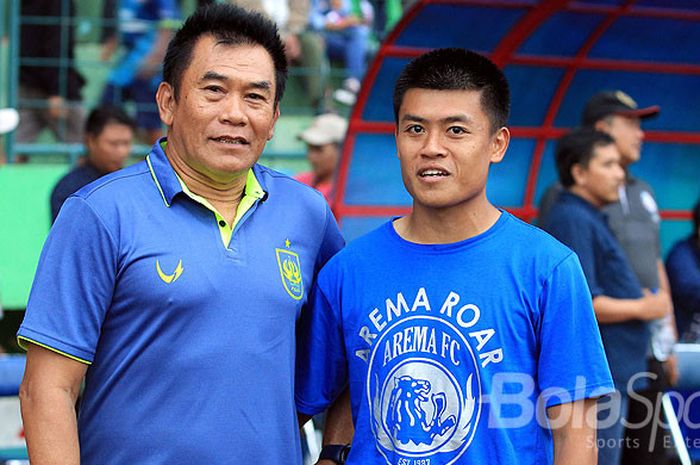 Gelandang Arema FC, Jefri Kurniawan (kanan), berpose dengan pelatih PSIS Semarang, Subangkit, menjelang laga uji coba antara Arema FC melawan PSIS Semarang di Stadion Gajayana Malang, Jawa Timur, Kamis (04/01/2017) sore.