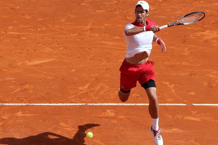 Petenis Serbia, Novak Djokovic, saat melawan Dusan Lajovic, di ajang Monte-Carlo Masters, pada Senin (16/4/2018).