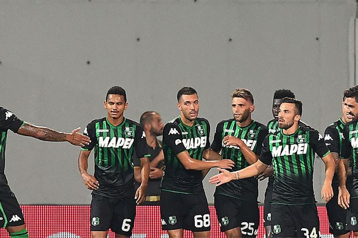 Pemain Sassuolo merayakan gol yang dicetak oleh striker Domenico Berardi (tengah) saat Sassuolo melawan Inter Milan dalam laga lanjutan Liga Italia 2018-2019 di Stadion Mapei, Reggio Emilia, pada 19 Agustus 2018.