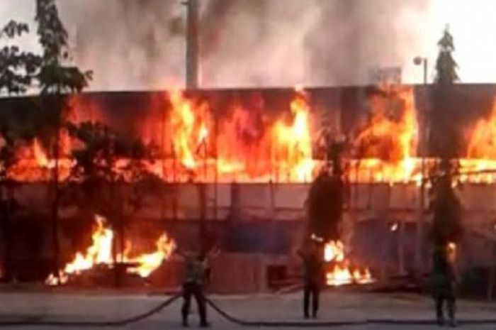 Kayu penyangga beton proyek perluasan tribun sektor selatan Stadion Surajaya Lamongan, Jawa Timur, terbakar, Jumat (12/10/2018).