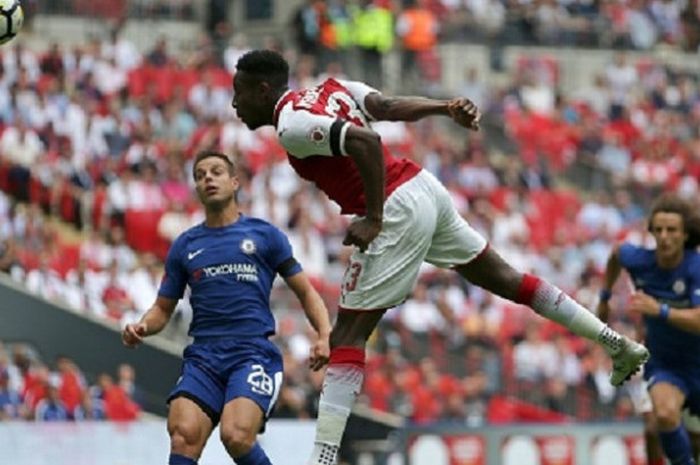 Sundulan striker Arsenal, Danny Welbeck, ke arah gawang Chelsea belum membuahkan gol dalam pertandingan Community Shield, Minggu (6/8/2017). 