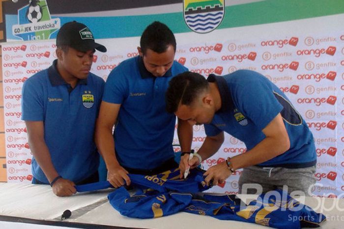 Trio pemain Persib:  Atep, Shohei Matsunaga, dan Fulgensius Billy Paji Keraf menandatangani kostum bagi suporter yang beruntung.