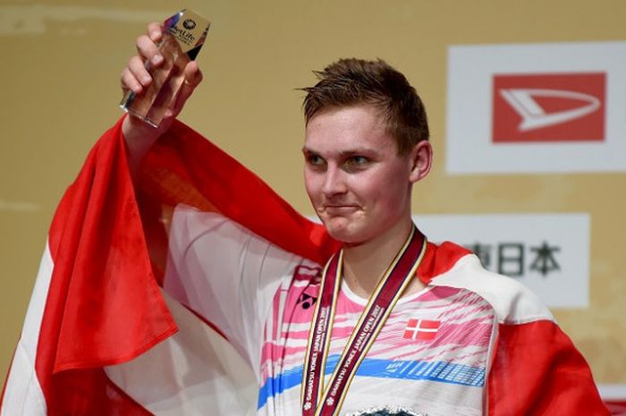 Pebulu tangkis tunggal putra Denmark, Viktor Axelsen, berpose dengan trofi yang didapat sebagai juara Jepang Terbuka setelah mengalahkan Lee Chong Wei (Malaysia) pada laga final Jepang Terbuka yang berlangsung di Tokyo Metropolitan Gymnasium, Minggu (24/9/2017).