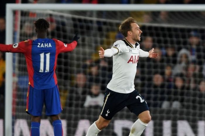 Gelandang Tottenham Hotspur, Christian Eriksen, merayakan gol yang ia cetak ke gawang Crystal Palace dalam pertandingan Liga Inggris 2016-2017 di Stadion Selhurst Park, London, Inggris, pada Sabtu (26/4/2017).