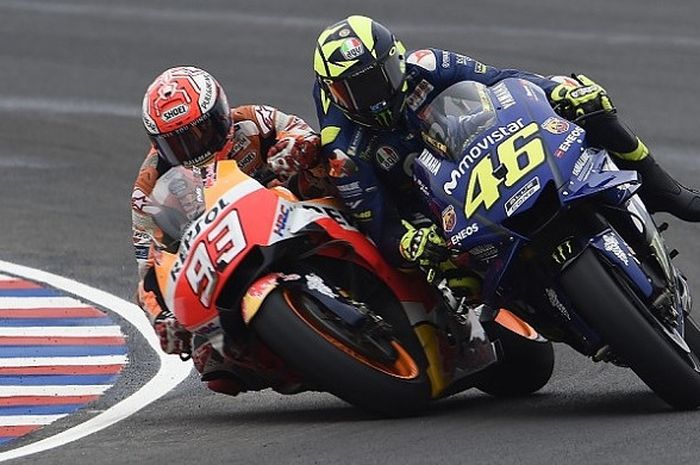     Marc Marquez dan Valentino Rossi bersaing ketat di tikungan.    