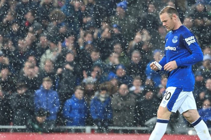 Striker Everton, Wayne Rooney, berjalan meninggalkan lapangan dalam laga Liga Inggris kontra Liverpool FC di Stadion Anfield, Liverpool, pada 10 Desember 2017.