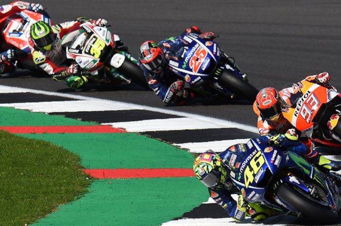 Pebalap Movistar Yamaha MotoGP asal Italia, Valentino Rossi, memimpin jalannya balapan GP Inggris diikuti oleh Marc Marquez (Repsol Honda), Maverick Vinales (Movistar Yamaha), Cal Crutchlow (LCR Honda), dan Andrea Dovizioso (Ducati), di Sirkuit Silverstone, Minggu (27/8/2017).