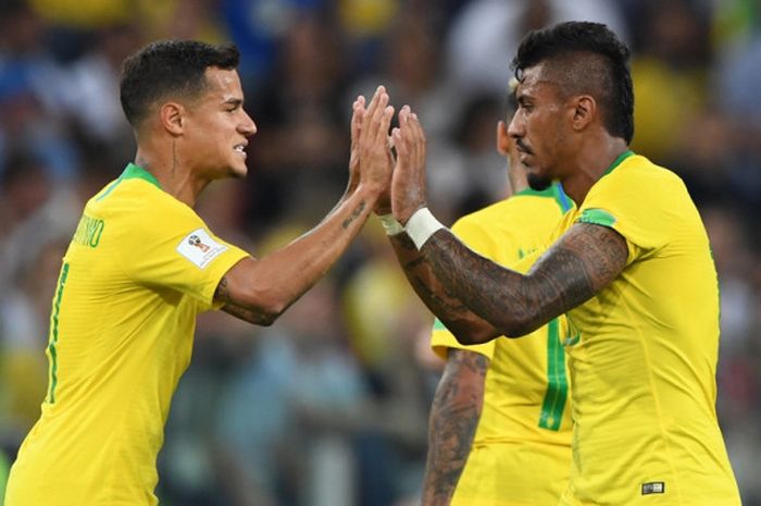 Gelandang Brasil, Paulinho (kanan), merayakan golnya bersama Philippe Coutinho dalam laga Grup E Piala Dunia 2018 kontra Serbia di Spartak Stadium, Moskow, Rusia pada 27 Juni 2018.