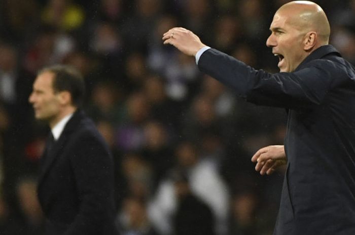 Ekspresi pelatih Real Madrid, Zinedine Zidane (kanan), saat memberikan arahan kepada para pemainnya dalam laga leg 2 perempat final Liga Champions 2017-2018 menghadapi Juventus di Stadion Santiago Bernabeu, Madrid, Spanyol, pada Rabu (11/4/2018).