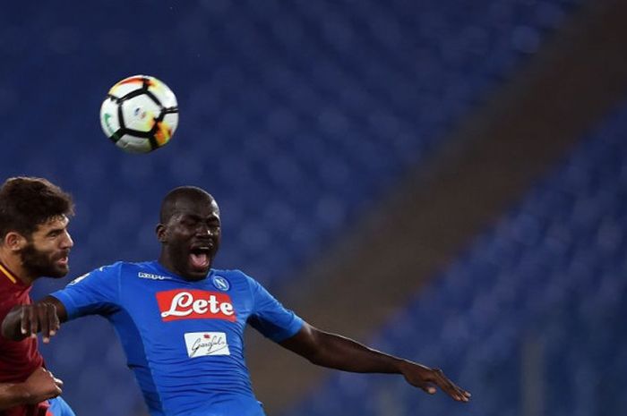 Bek Napoli, Kalidou Koulibaly, berduel udara dengan AS Roma, Federico Favio, dalam laga Liga Italia antara Roma dan Napoli di Stadion Olimpico, Roma, 1 Oktober 2017.